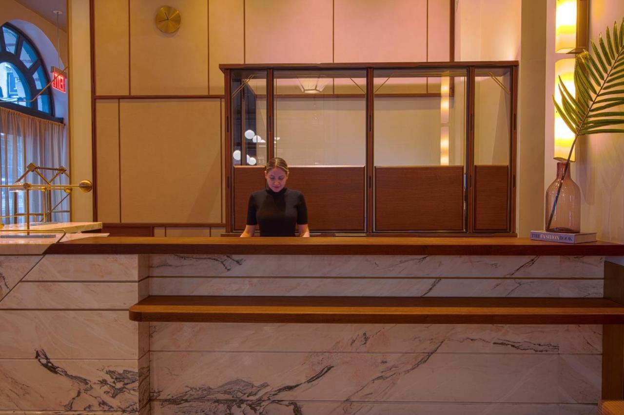 Hotel The Evelyn Nomad Nueva York Exterior foto A hotel receptionist at the front desk