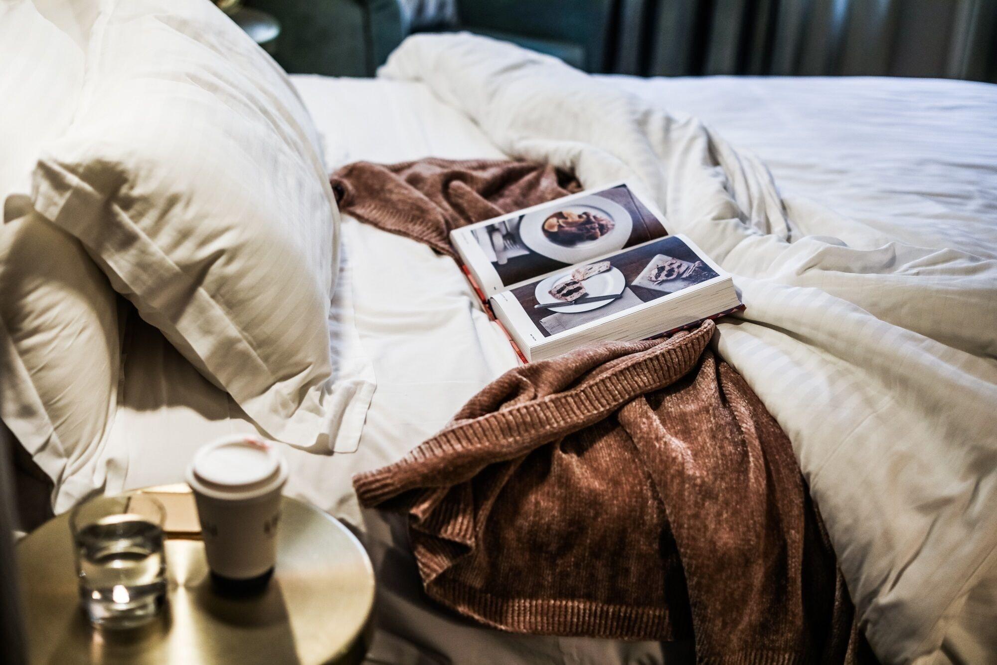 Hotel The Evelyn Nomad Nueva York Exterior foto A bed with a throw