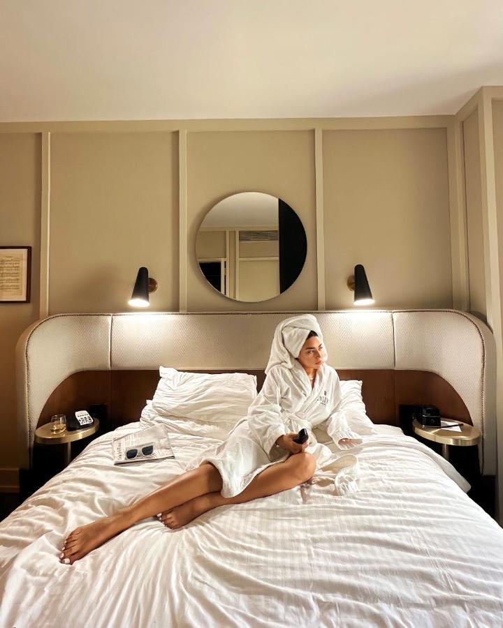 Hotel The Evelyn Nomad Nueva York Exterior foto A woman wearing a bathrobe