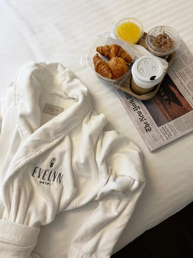 Hotel The Evelyn Nomad Nueva York Exterior foto A bathrobe