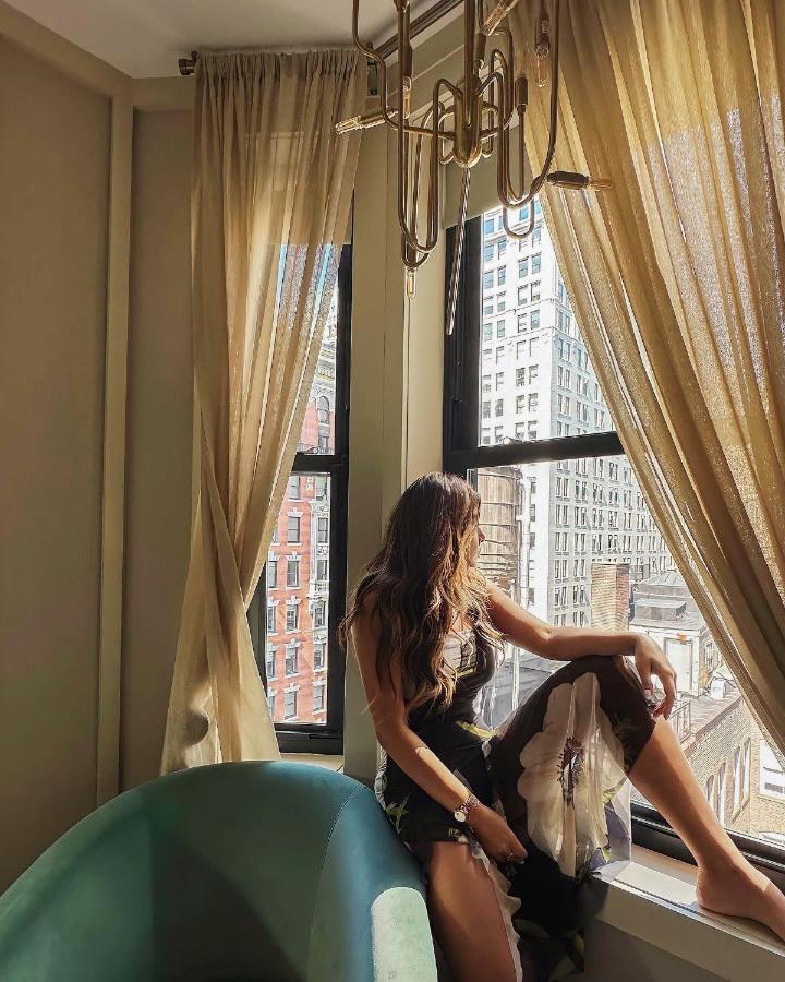 Hotel The Evelyn Nomad Nueva York Exterior foto A woman in a hotel room