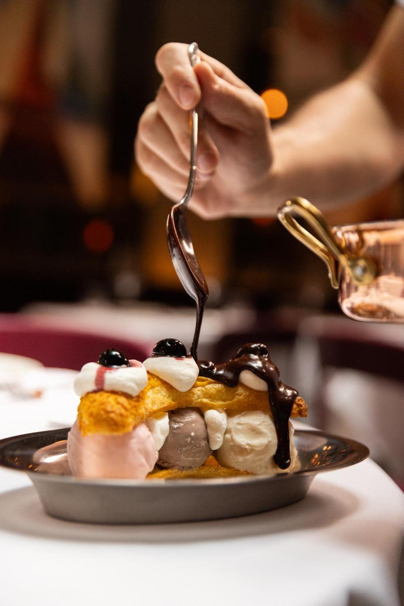 Hotel The Evelyn Nomad Nueva York Exterior foto Chocolate syrup being drizzled over a dessert