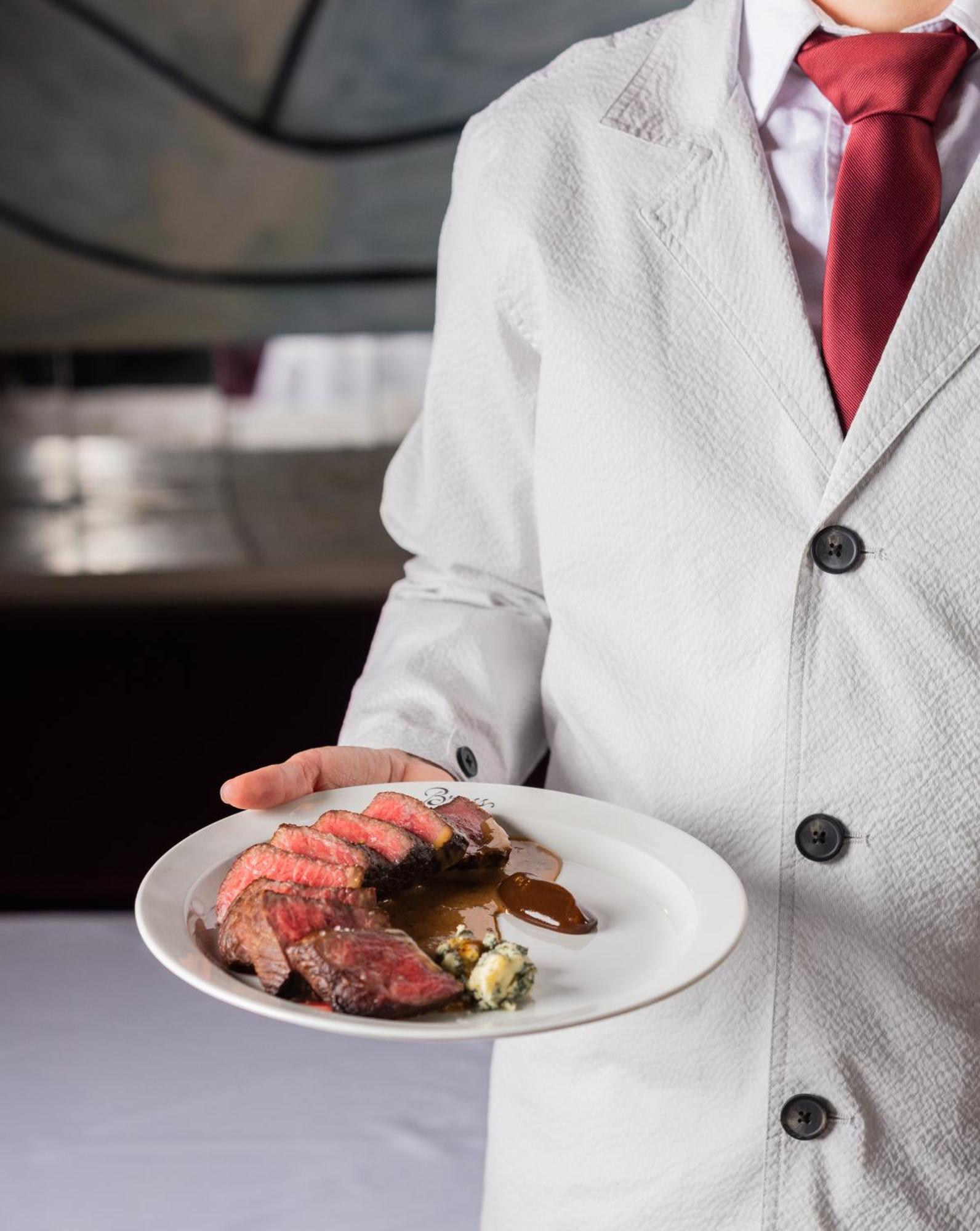 Hotel The Evelyn Nomad Nueva York Exterior foto A waiter serving a steak